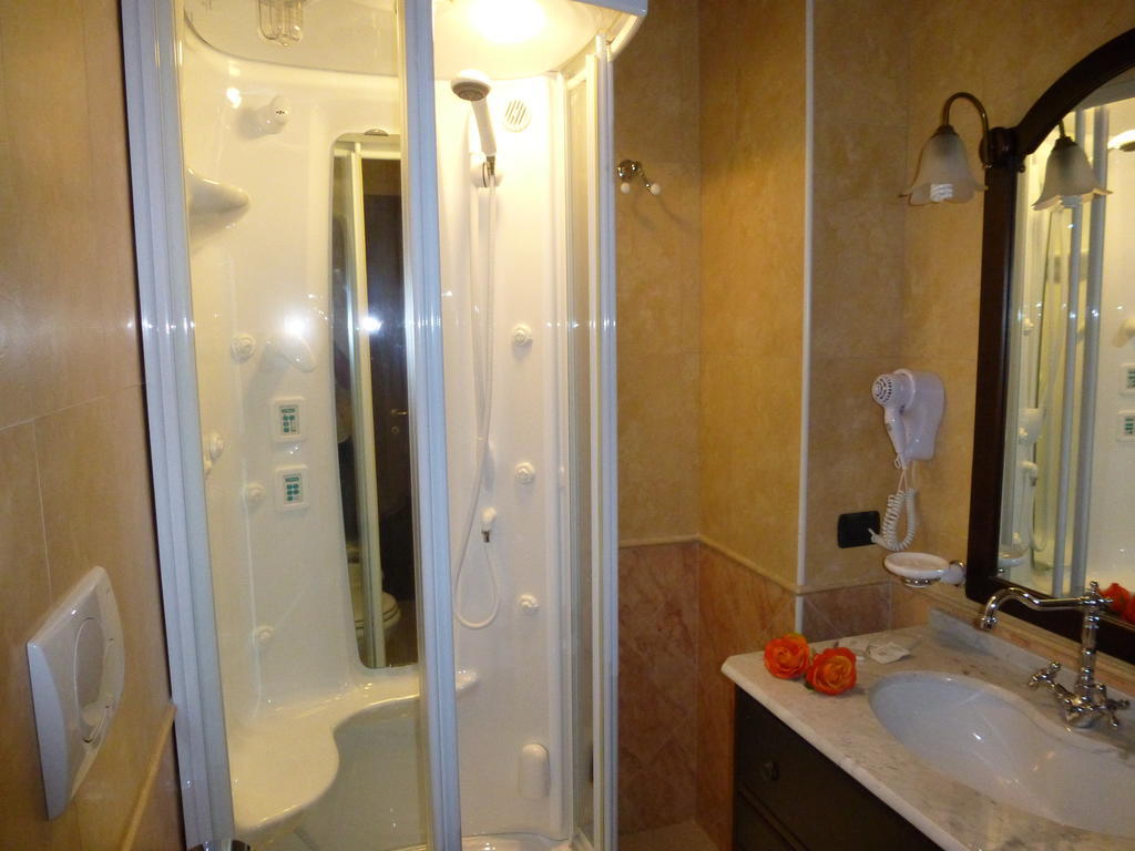 Twin Towers Rooms Лече Екстериор снимка